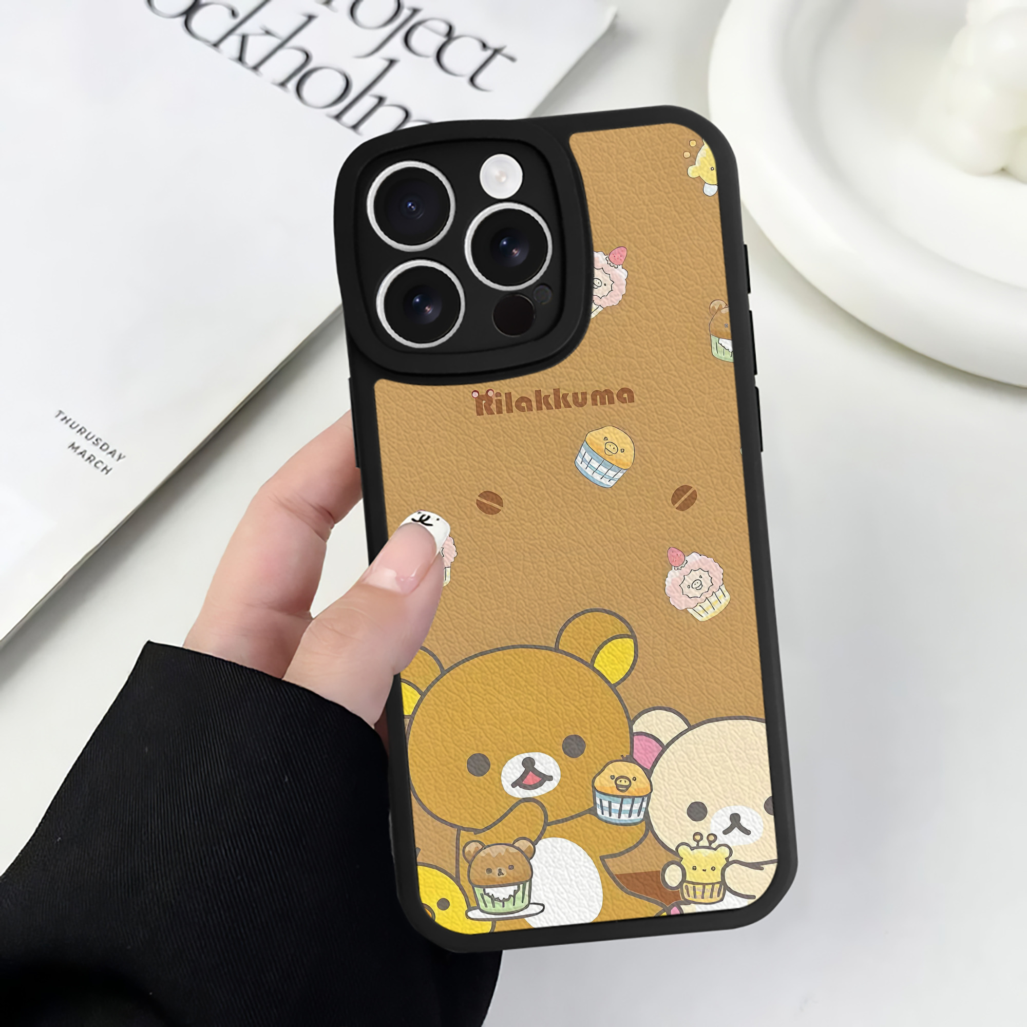 （画像用） リラックマ リラックマ キイロイトリ Rilakkuma Korilakkuma Kiiroitori 【iPhone 16シリーズ対応】シリコンスマホケース（レザー調） 材質：シリコン